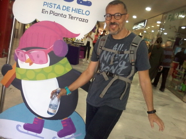 Hombre feliz con su botellita de agua