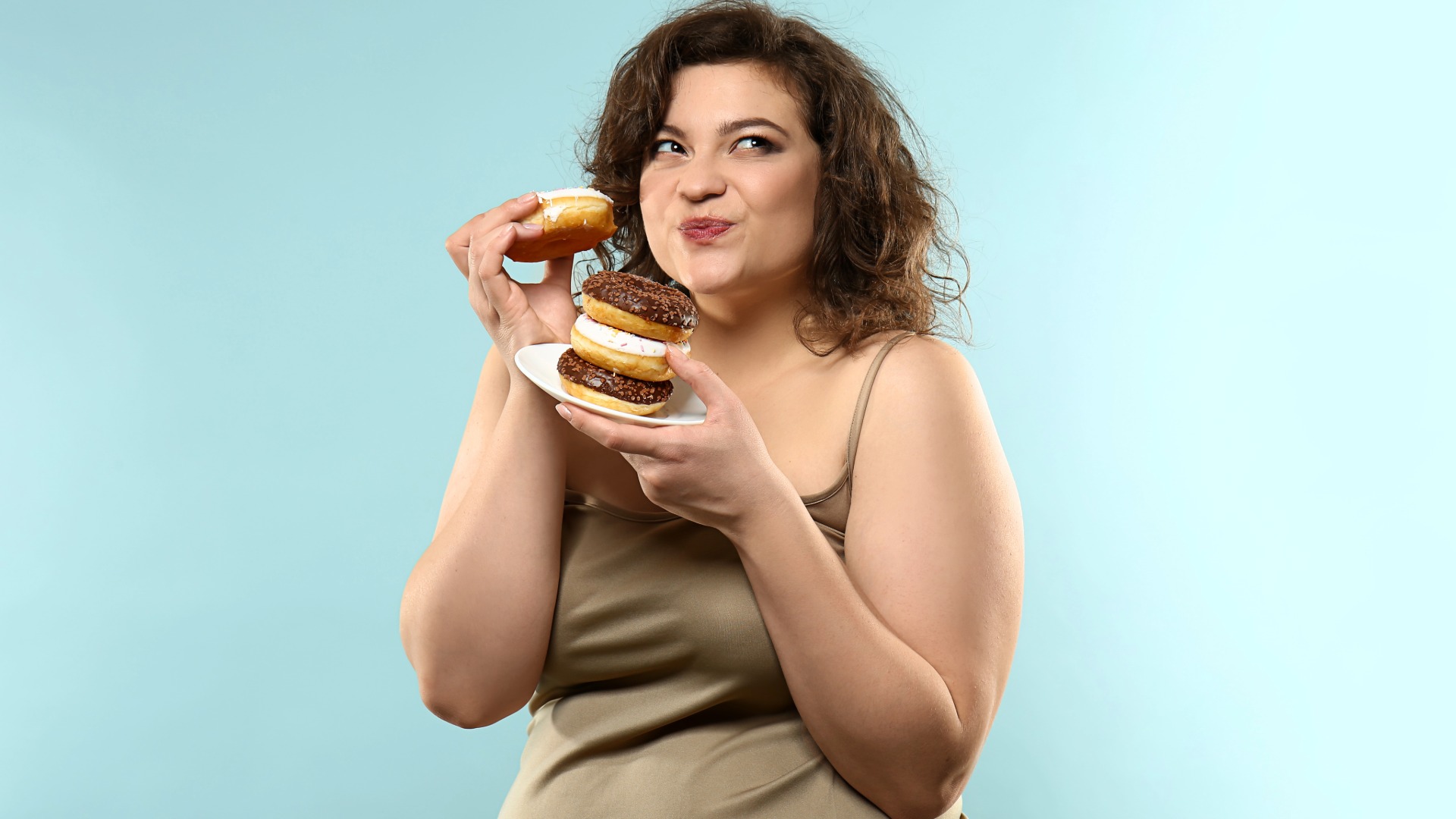 Mujer comiendo donas