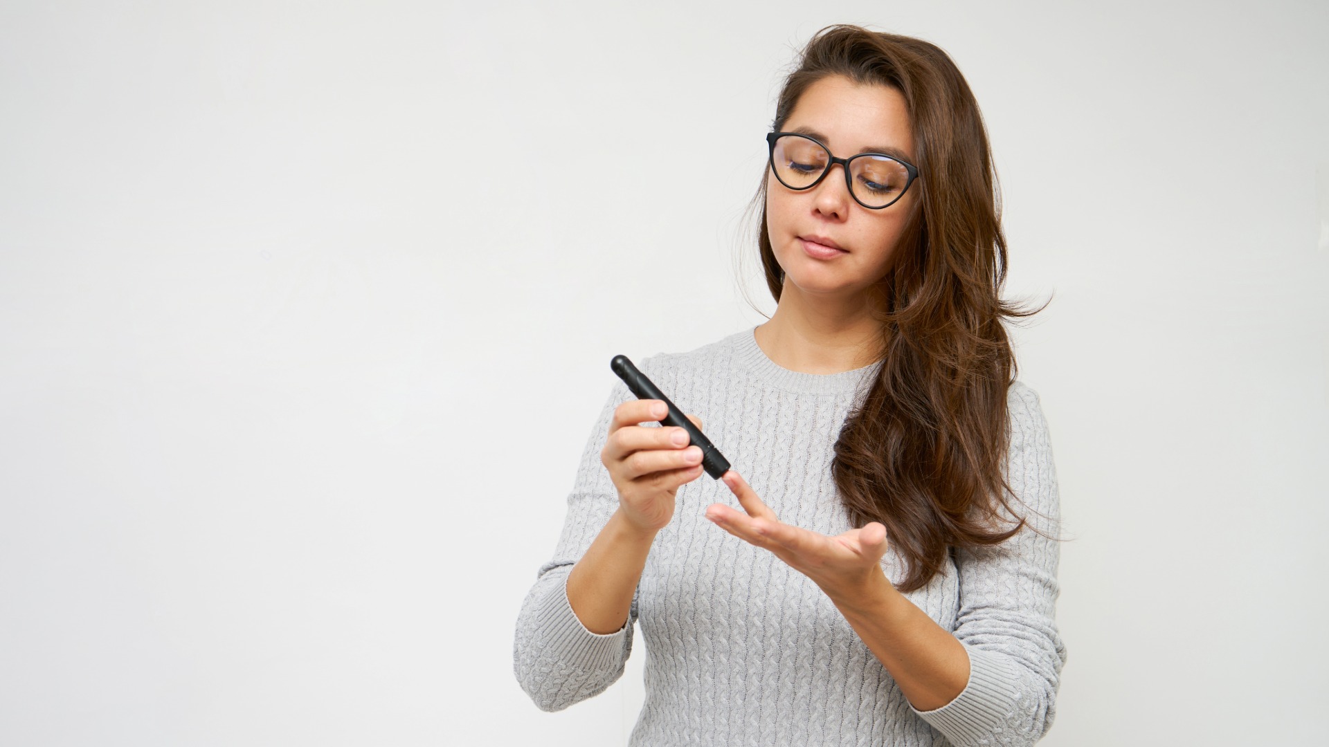 Mujer usando el glucómetro