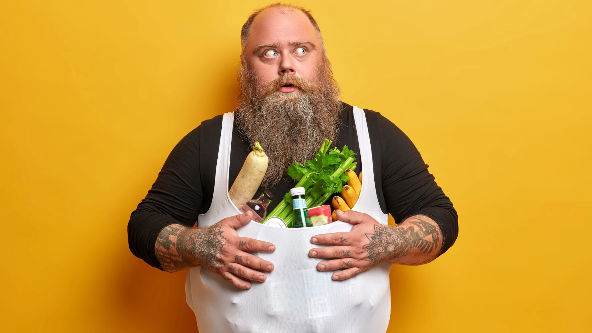 Hombre obeso cambiando su dieta