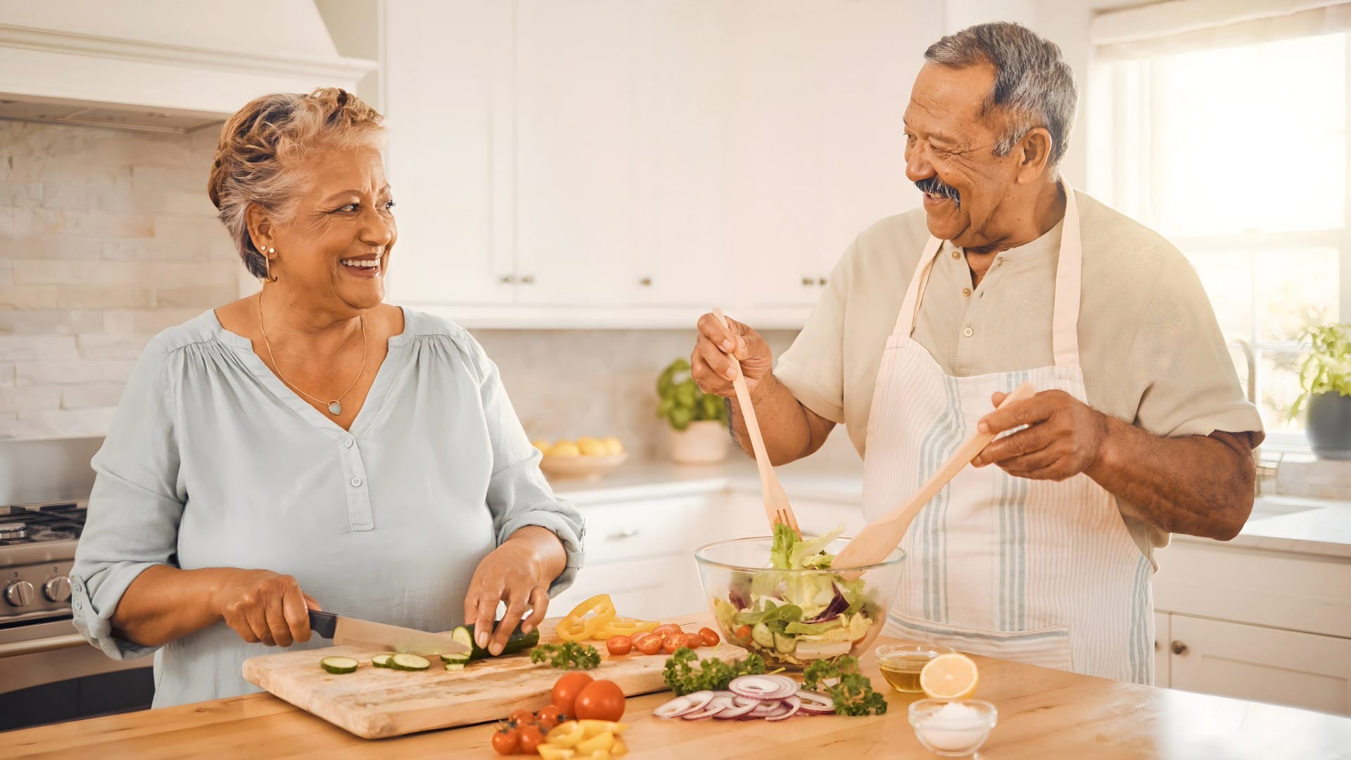 Pareja de edad avanzada haciendo comida sana