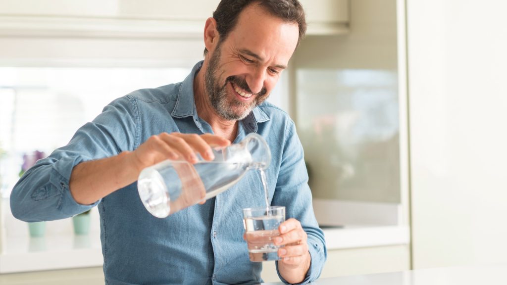Hombre sirviéndose agua