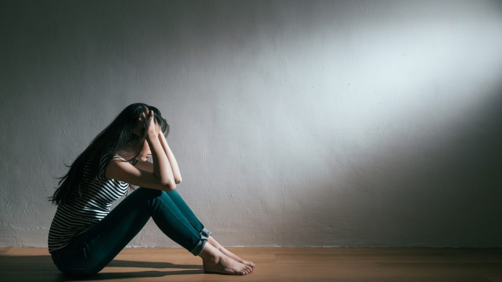 Mujer con dolencias y enfermedades
