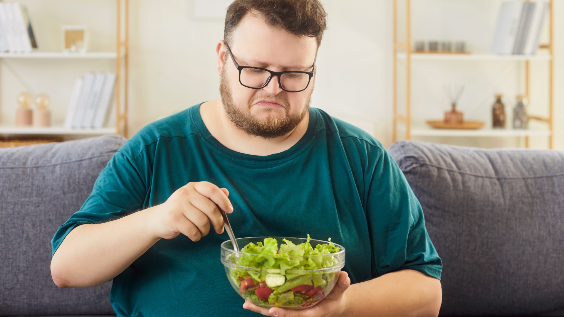 Hombre a punto de comerse una ensalada
