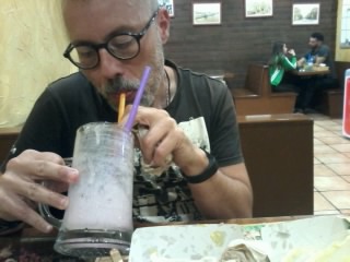 Hombre bebiendo batido de fresa