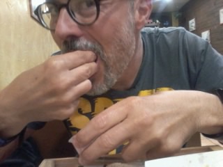 Hombre comiendo como si no hubiera un mañana