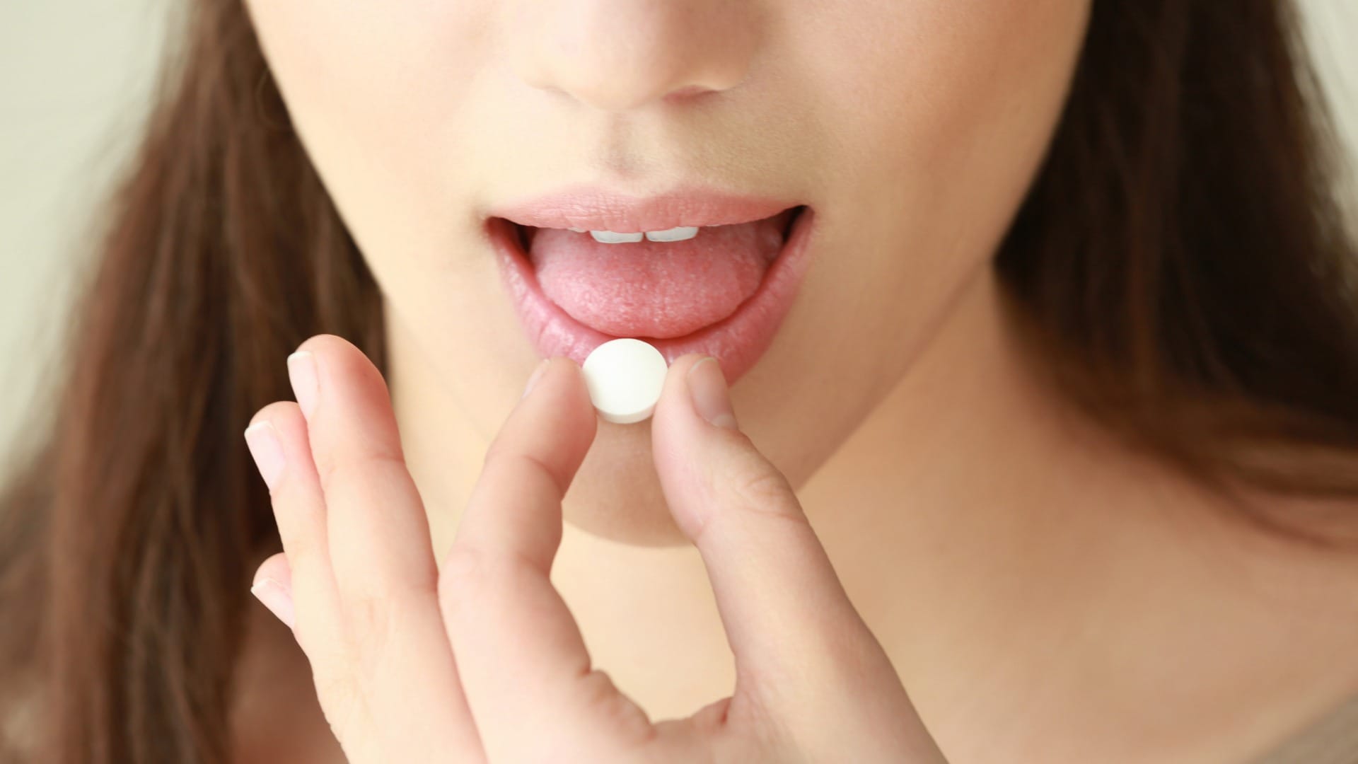 Mujer tomando antibiótico