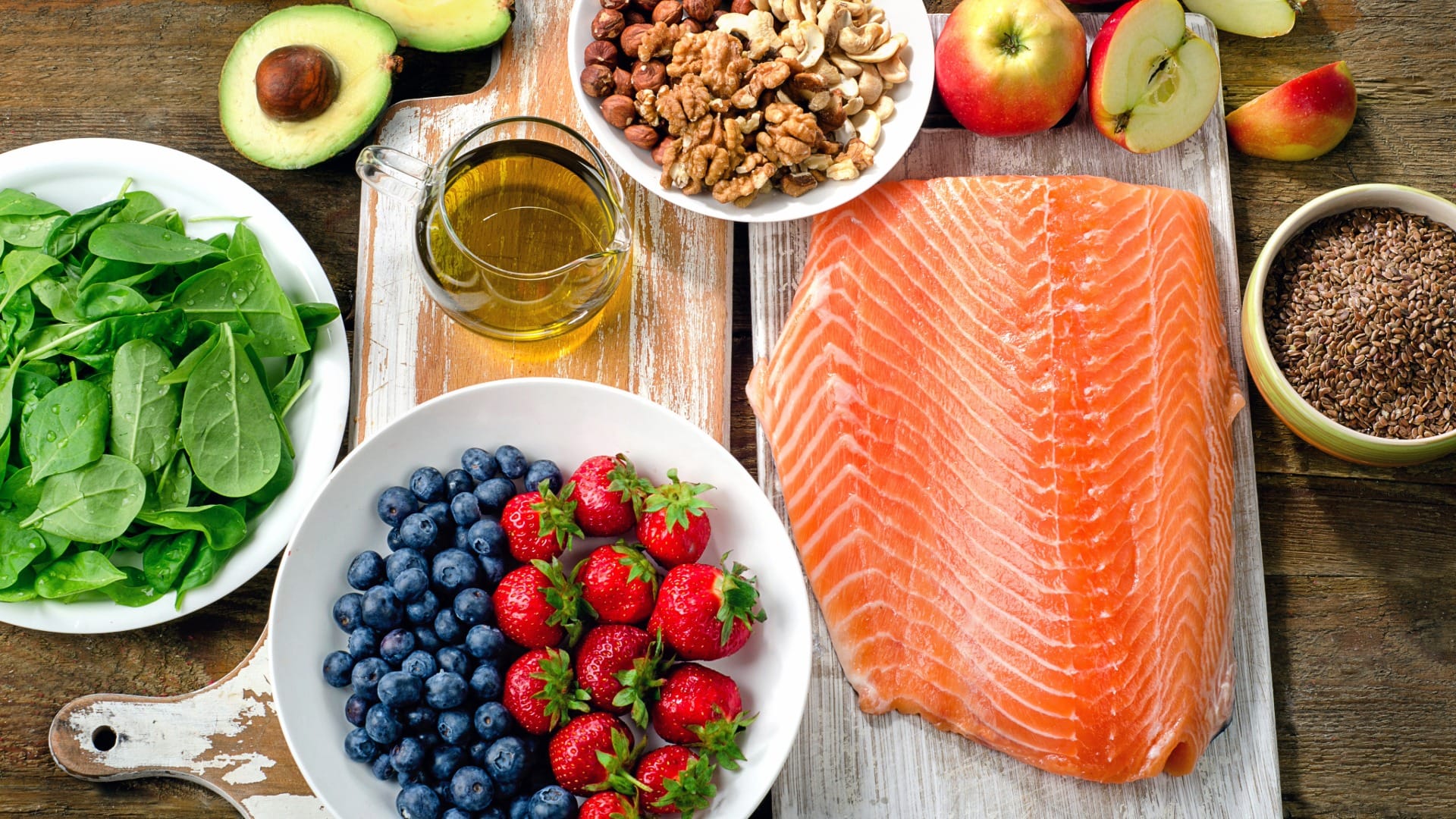 Vegetales, fruta, semillas y salmón