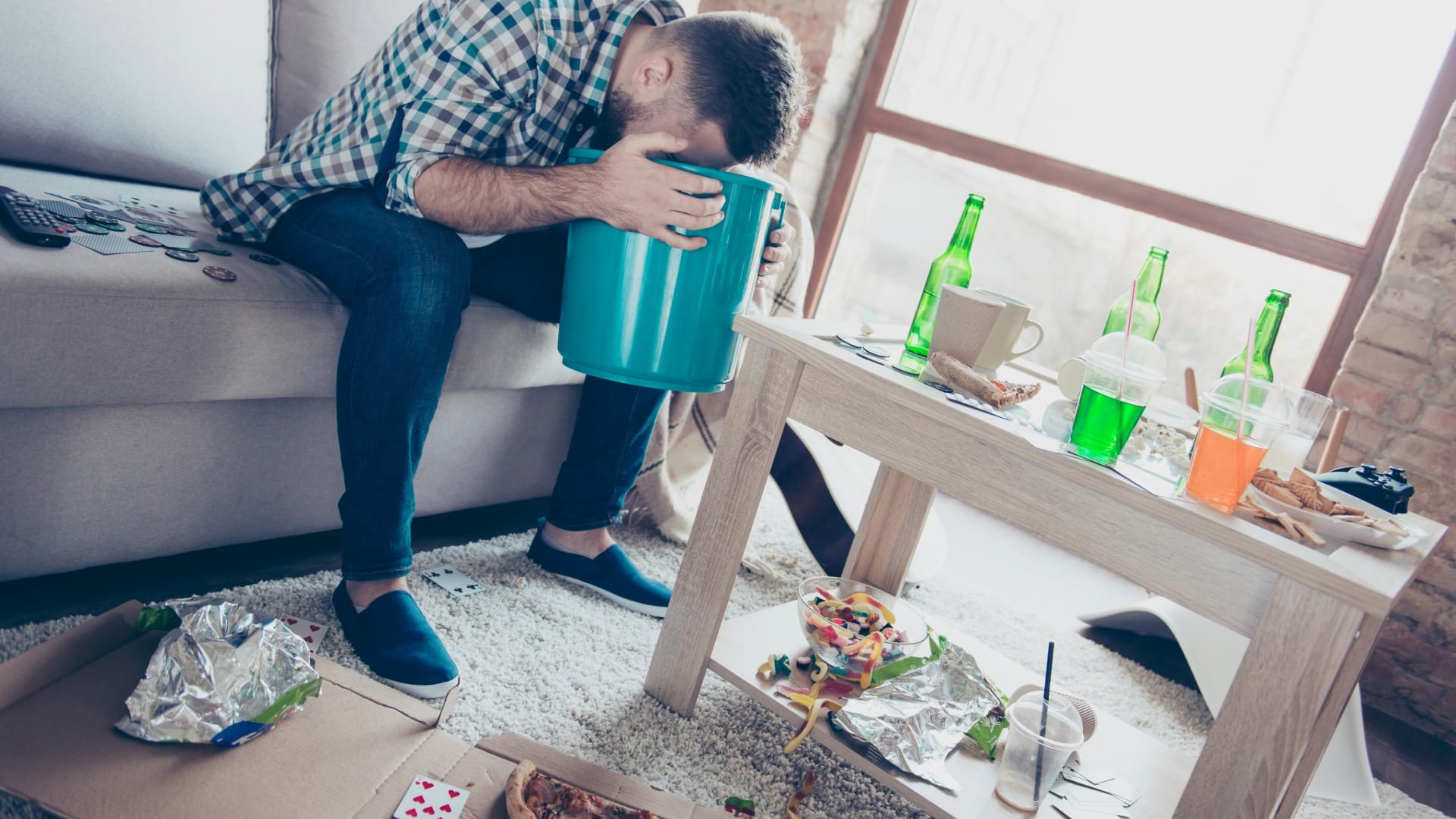 Hombre vomitando