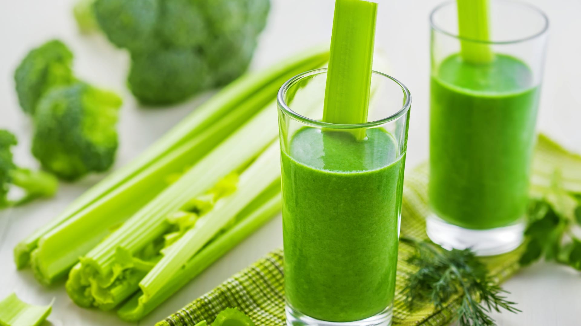 Vaso de jugo de brócoli y de apio