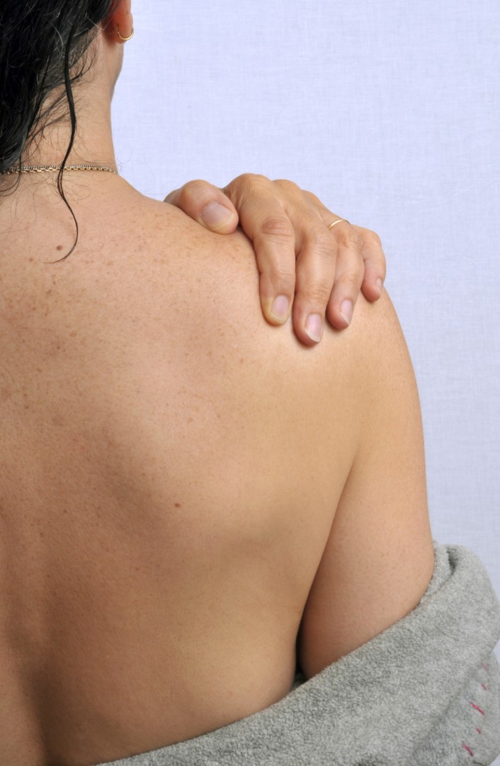 Mujer con calcificaciones en el hombro derecho