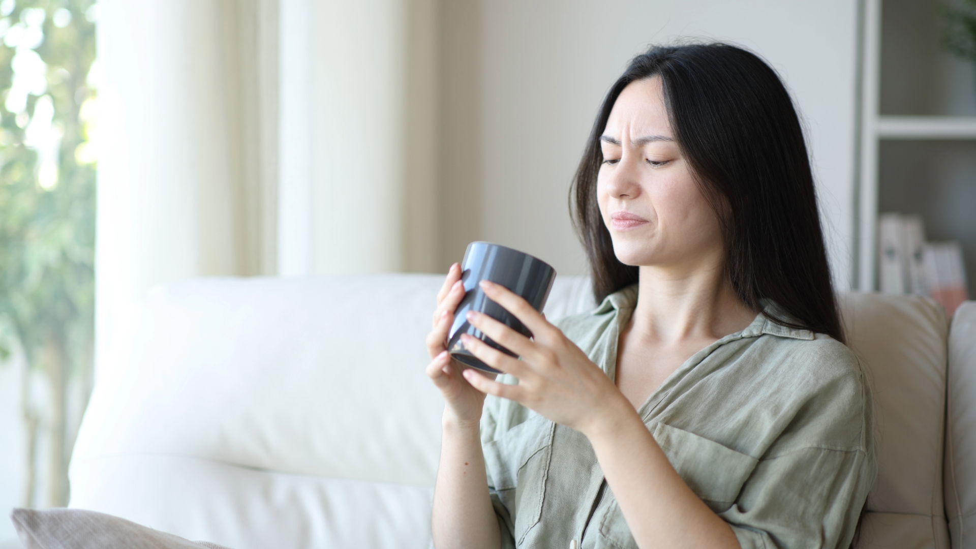 Mujer preguntándose si la leche es beneficiosa