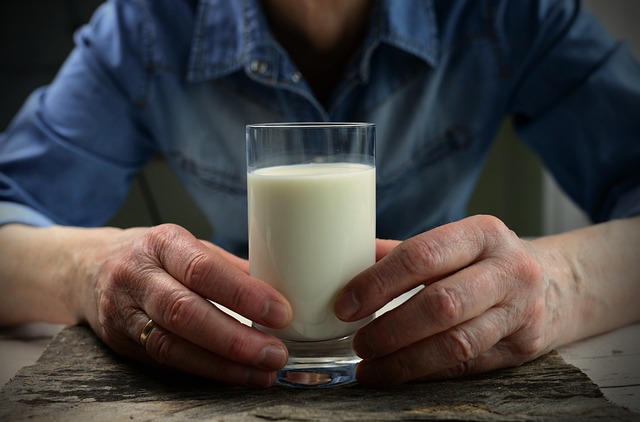 Hombre con vaso de leche
