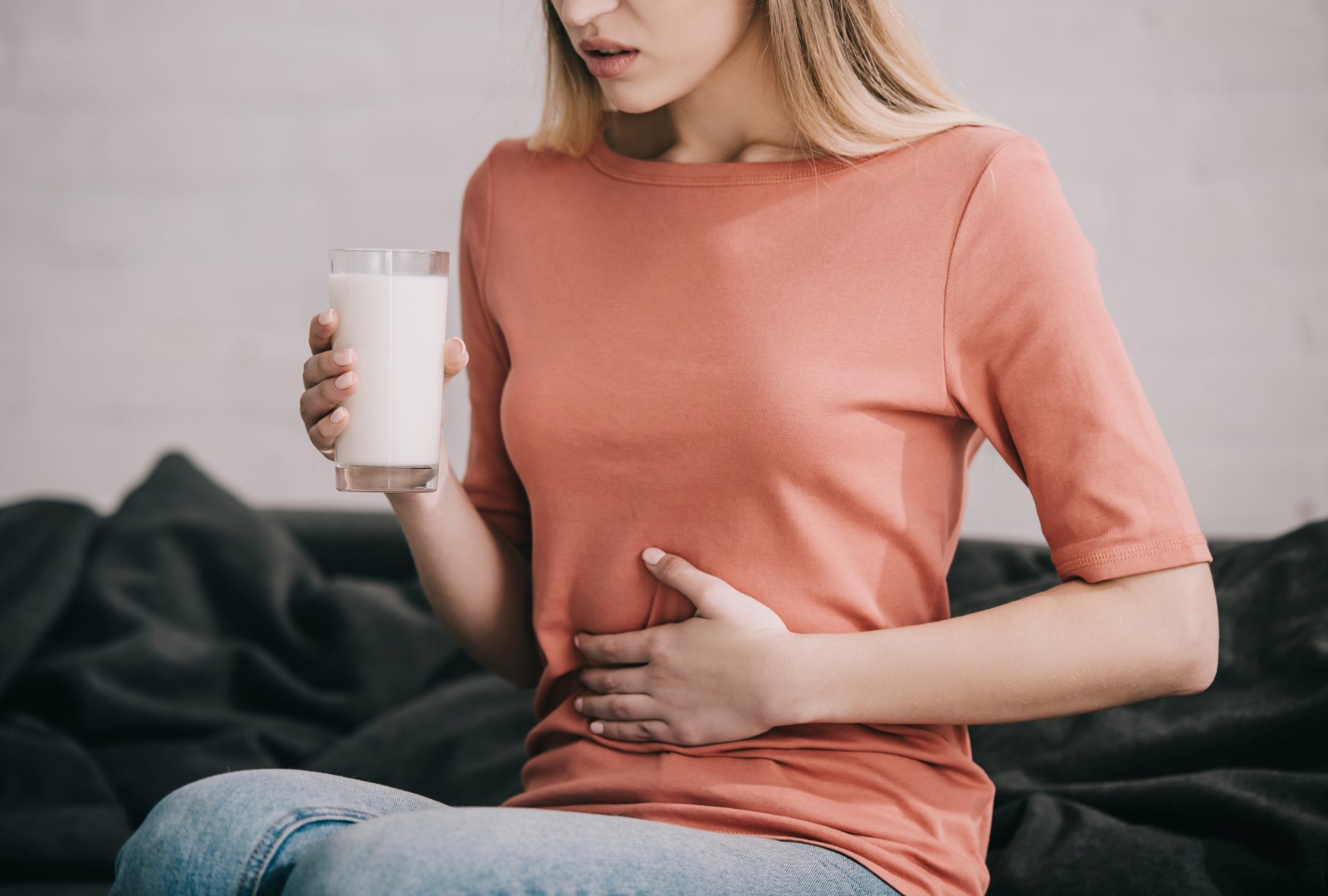 Mujer con indigestión por la leche